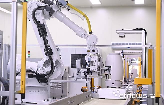 경기도 화성에 위치한 SK인텔릭스 생산라인에서 AI 웰니스 로봇인 나무엑스가 조립되고 있다. 박지호기자 jihopress@etnews.com