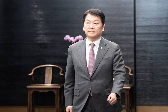 안철수 국민의힘 의원이 지난해 11월 19일 서울 여의도의 한 식당으로 중진 오찬을 위해 발걸음을 옮기고 있다. 뉴스1