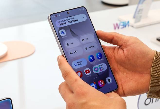 '갤럭시 S26' 시리즈가 공식 출시된 지난 11일 서울 서초구 삼성 강남 매장을 찾은 방문객이 갤럭시 S26 울트라를 둘러보고 있다. 뉴스1
