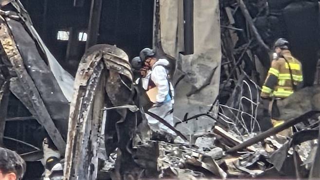 경찰이 24일 오후 2시 50분부터 대전 대덕구 안전공업 공장 화재 현장에 대한 합동감식을 시작하며 현장 잔해를 살피고 있다. /사진=뉴시스