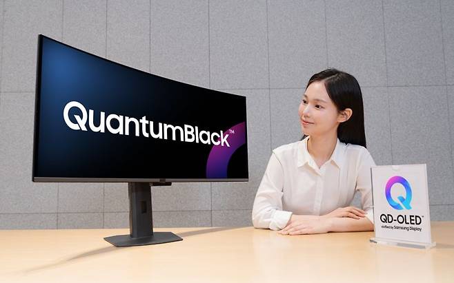 삼성디스플레이만의 독보적인 저반사·고강도 필름 '퀀텀 블랙(QuantumBlack™)을 적용한 2026년 QD-OLED 모니터 신제품을 모델이 소개하고 있다. 삼성디스플레이 제공