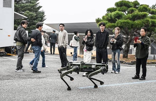 26일 국민과 함께하는 참여형 행사로 진행된 육군 26-1기 부사관 임관식에서 참가자들이 다족형로봇을 관람하고 있다. 육군 제공