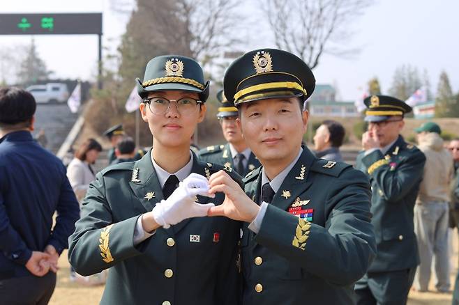 26일 전북 익산 육군부사관학교에서 열린 육군 26-1기 부사관 임관식에서 3대째 부사관의 길을 걷게 된 이혜주 하사가 아버지와 함께 기념 촬영하고 있다. 육군 제공