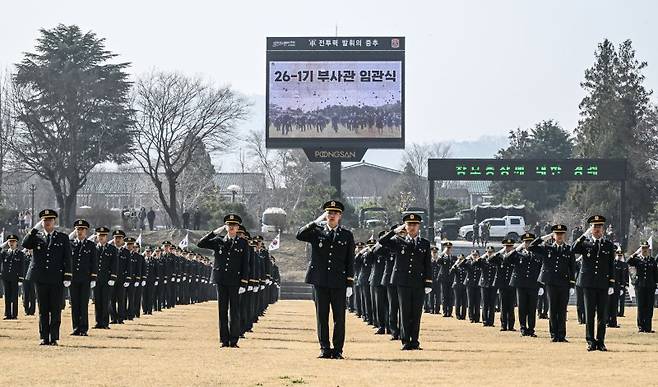 26일 전북 익산 육군부사관학교에서 열린 육군 26-1기 신임부사관들이 임관식에서 경례하고 있다. 육군 제공