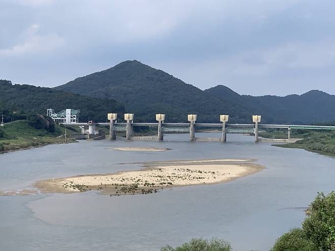 2021년 보 해체, 다리 유지로 결정된 금강 공주보. 보 하류에 모래섬이 만들어져 있다. 보철거시민행동 제공
