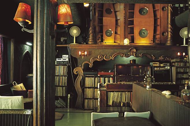 도쿄 시부야에 위치한 깃사텐 ‘메이쿄쿠킷사 라이온’ 내부. 1926년에 문을 열어 올해 100주년이 됐다. 알에이치코리아 제공