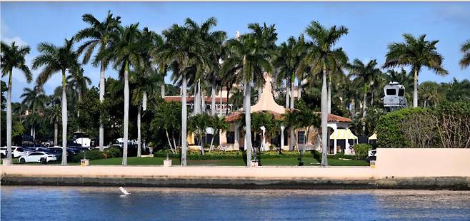 도널드 트럼프 미국 대통령의 플로리다 마라러고 자택이 있는 지역구에서 주의원 보궐선거가 치러져, 민주당 후보가 트럼프가 직접 지지한 공화당 후보를 꺽고 승리했다. AFP 연합뉴스