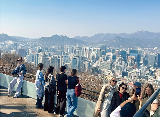 지난 21일 서울 남산 전망대에서 도심 전망을 즐기고 있는 외국인 관광객들 모습.