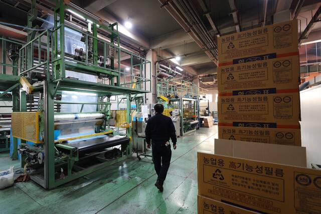 24일 경기 안산시의 한 플라스틱 필름 제조 공장에서 중동 사태에 따른 폴리에틸렌 수급 불안으로 인해 소폭의 농업용 필름을 제작하는 압출기의 일부를 가동 중단해 1대만이 가동되고 있다. 연합뉴스