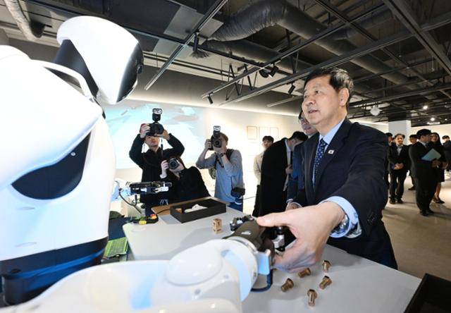 구윤철 부총리 겸 재정경제부 장관이 2월 27일 서울 성동구 소재 인공지능(AI) 혁신기업 뉴로메카를 방문해 AI 혁신기업들의 제품을 체험하고 있다. 뉴스1