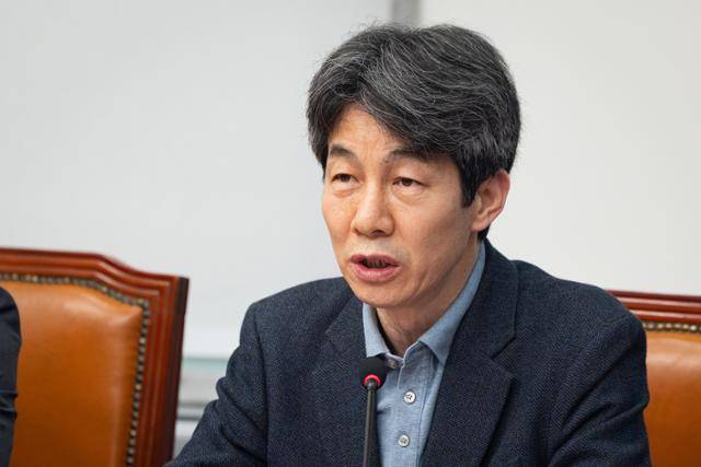 윤건영 국회 행정안전위원회 더불어민주당 간사가 17일 국회에서 열린 검찰개혁 관련 긴급 기자회견에서 발언하고 있다. 친문계인 윤 의원은 최근 송영길 전 민주당 대표가 친문계를 저격하는 발언을 하자 연일 반발하며 대립각을 세우고 있다. 뉴스1