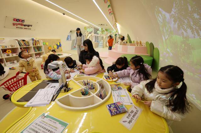 지난달 24일 부산 부산진구 부산시민공원 내 영유아 전용 실내 놀이공간 공공형 키즈카페로 재탄생한 뽀로로 도서관에서 어린아이들이 즐겁게 놀고 있다. 연합뉴스