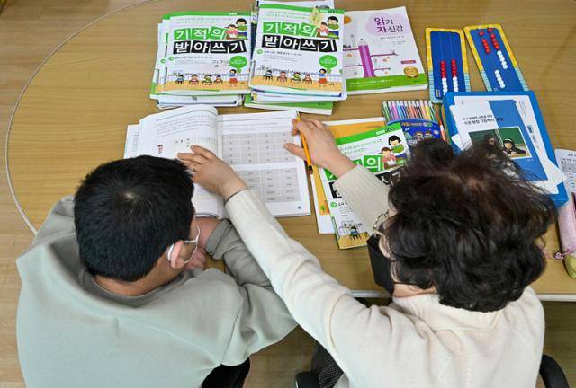 한 학생이 2023년 2월 인천 동구 서흥초에서 한글과 연산 등 기초학력 수업을 받고 있다. 최주연 기자