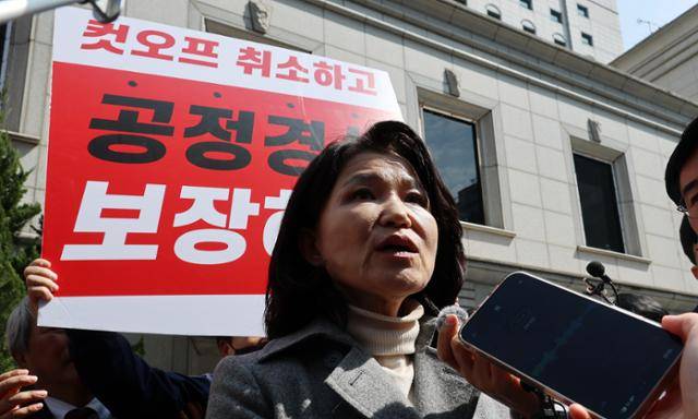 이진숙 전 방송통신위원장이 24일 서울 여의도 국민의힘 중앙당사 앞에서 자신에 대한 당 공천관리위원회의 대구시장 후보 경선 컷오프(공천 배제) 결정에 대한 입장을 밝히고 있다. 연합뉴스