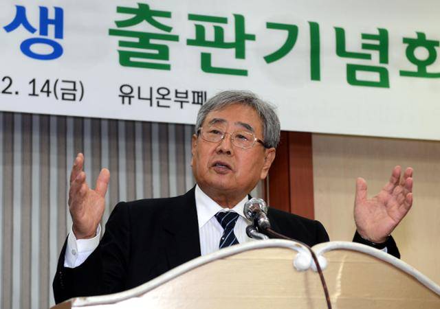 이근안이 2012년 12월 14일 서울 성동구의 한 식당에서 연 자서전 ‘고문기술자 이근안의 고백’ 출판기념회에서 자신의 심경을 고백하고 있다. 한국일보 자료사진