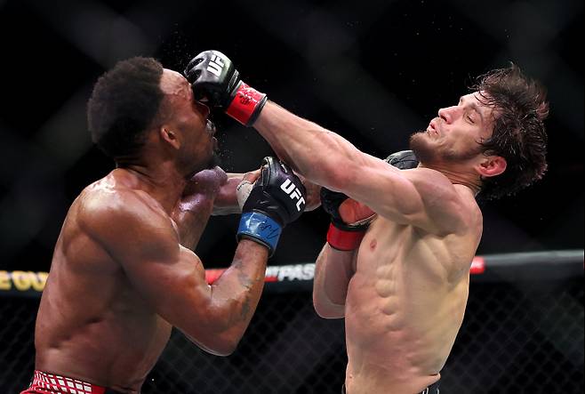 UFC 예블로예프(오른쪽)가 머피와 타격을 주고받는 모습. 사진=로이터 연합뉴스