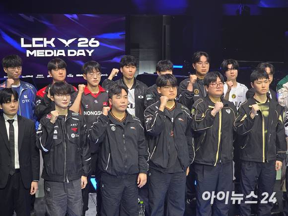 26일 서울 종로구 치지직 롤파크에서 열린 '2026 LCK 미디어데이'에서 LCK 선수와 코치진들이 기념촬영을 하고 있다. [사진=박정민 기자]
