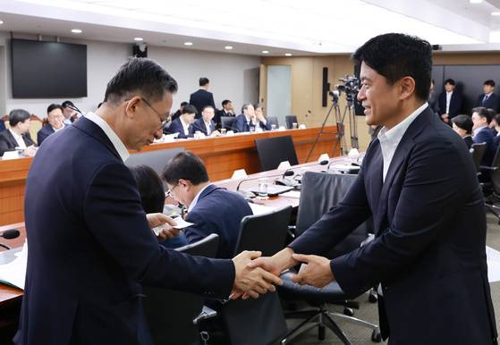 정성호 법무부 장관(왼쪽)이 30일 서울 용산 대통령실 청사에서 이장형 대통령실 법무비서관과 인사하고 있다. [연합뉴스]