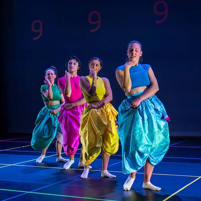 정다은 안무가의 작품 중 하나인 ‘NORRI(놀이)’는 한국 민속무용의 원리 등에 영감을 받아 만든 군무다. [사진 정다은]