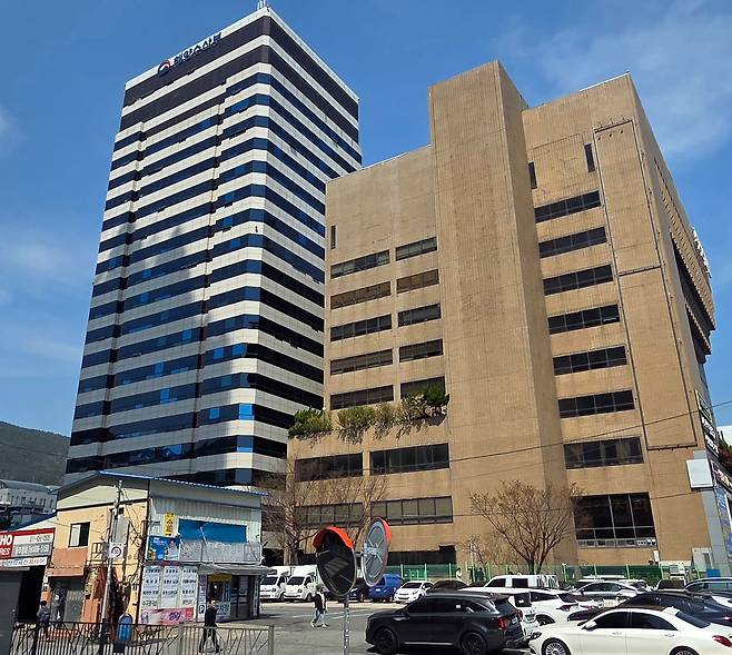 부산으로 이전한 해양수산부가 임시 청사로 쓰고 있는 건물(왼쪽). 김성탁 기자