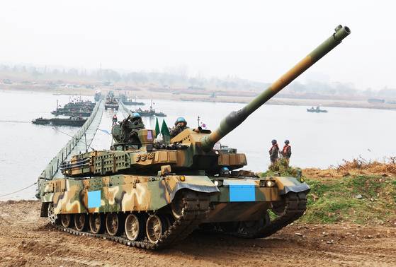 지난해 11월 경기도 여주시 연양동 남한강에서 열린 '2025 호국훈련'에서 K2 전차가 다리를 건너고 있다. 연합뉴스