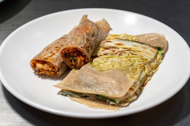 영월 서부시장에서 맛본 메밀 전병과 배추전. 영월에서 반값 여행 혜택을 받으려면 숙박과 전통시장 이용이 필수다. 백종현 기자