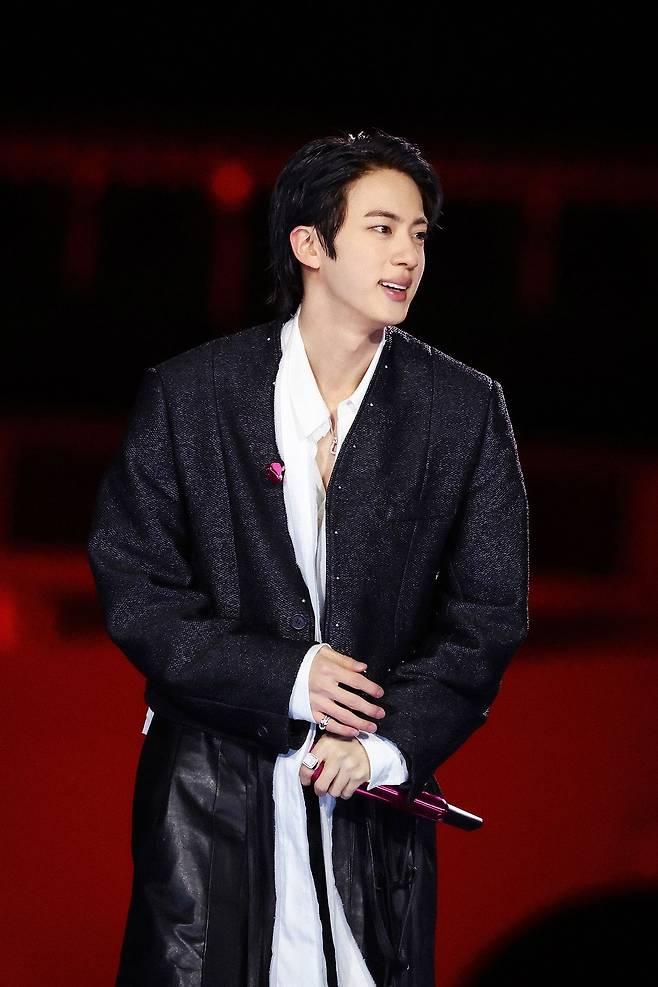 방탄소년단(BTS) 진이 지난 21일 서울 광화문광장에서 'BTS 컴백 라이브: 아리랑' 발매 기념 컴백 공연을 하고 있다. 사진 빅히트 뮤직·넷플릭스