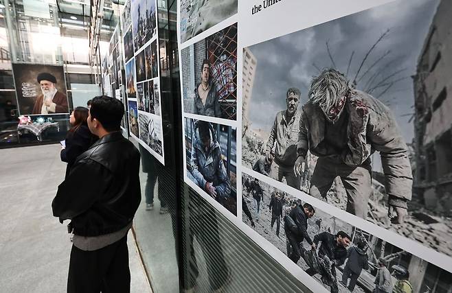 26일 서울 용산구 주한이란대사관에서 미국ㆍ이란 전쟁 관련 사진전 및 다큐 상영 행사가 열리고 있다. 연합뉴스
