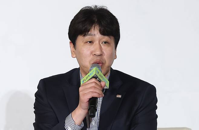 20일 서울 강남구 호텔 리베라에서 열린 '진에어 2025-2026 V-리그 포스트시즌 미디어데이'에서 한국도로공사 김종민 감독이 각오를 밝히고 있다. 연합뉴스