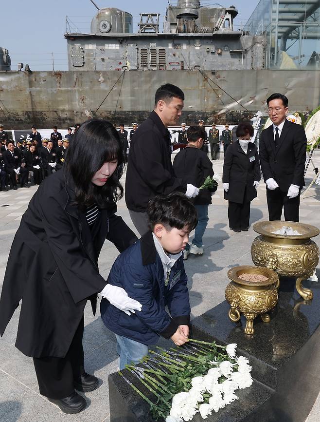 유가족들이 헌화를 하고 있다.