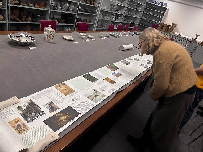 영국 애슈몰린 박물관의 중국·한국 미술 담당 큐레이터인 옥스퍼드 대학의 셸라그 베인커 교수가 10m 길이 한지 두루마리에 쓰인 이진준 교수의 박사논문을 검토하고 있다. 박물관 측은 이례적으로 이 논문을 영구 컬렉션으로 구입, 소장했다. 사진 KAIST