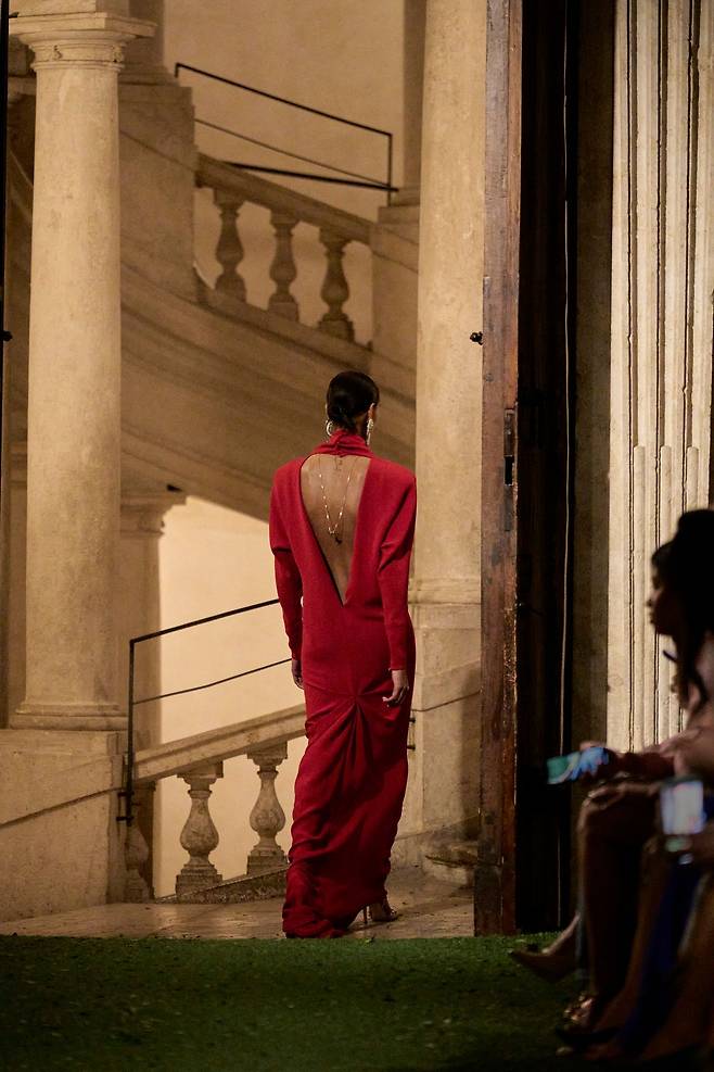 두 명의 건축가가 두 개의 건축양식으로 지은 팔라초 바르베리니의 계단을 발렌티노 레드 드레스를 입은 모델이 걷고 있다. 사진 발렌티노
