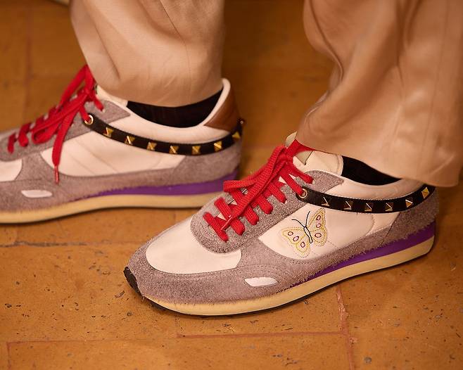 나비가 새겨진 이번 시즌 스니커즈. 사진 발렌티노
