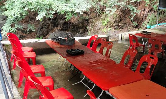 계곡과 하천 인근의 음식점들이 불법으로 시설을 설치해 시민들의 자유로운 이용을 막는 행위를 정부가 조사 중이다. 중앙포토