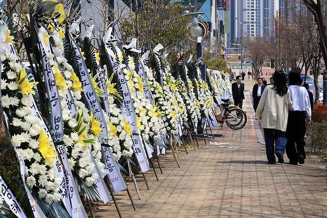 26일 전남 순천시 왕지동 광주지법 순천지원 앞 에 친모의 학대로 숨진 생후 4개월 '해든이'를 추모하는 화환이 늘어서 있다. 연합뉴스