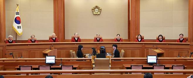 김상환 헌법재판소장을 비롯한 헌법재판관들이 26일 서울 종로구 헌법재판소 대심판정에서 열린 3월 심판사건 선고를 위해 착석해 있다. 연합뉴스