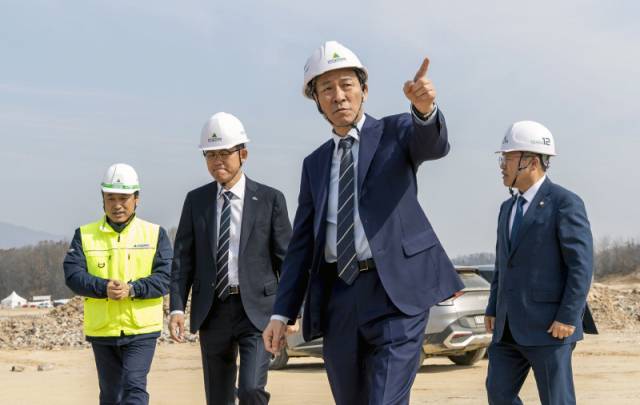 ▲ 우상호 더불어민주당 도지사 예비후보는 이날 원주시 부론일반산업단지를 찾아 현장을 둘러보고 산단 관계자들과  신성장 산업 기업 유치 전략을 논의했다.  강원도·우상호캠프 제공