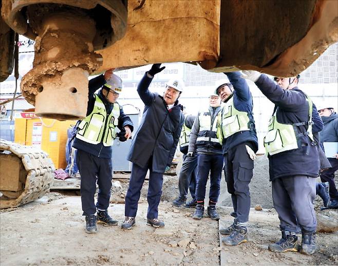김성제 의왕시장(왼쪽 두 번째)이 인덕원~동탄복선전철 공사현장을 점검하고 있다. 의왕시 제공