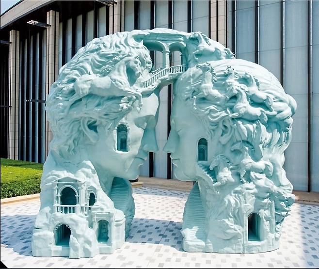 지난 10일 마카오 시티오브드림즈 광장에 설치된 대니얼 아샴의 ‘드림 엔트런스(Dream Entrance)’.