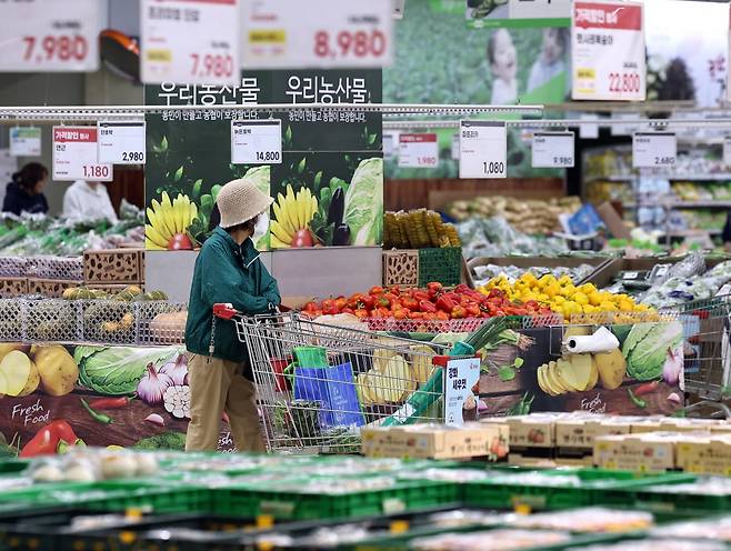 서울의 한 대형마트에서 시민들이 장을 보고 있다. 2025.10.19/뉴스1
