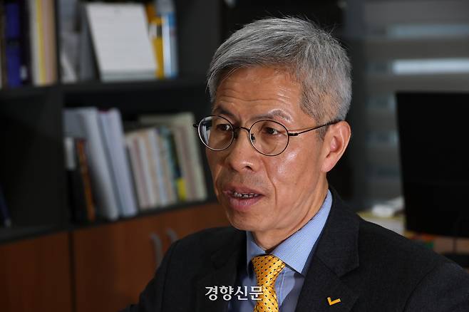 서울시장 선거에 출마하는 권영국 정의당 대표가 25일 서울 구로구 정의당 당사에서 경향신문과 인터뷰를 하고 있다.권도현 기자