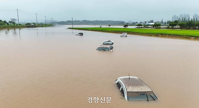 이틀 사이 520mm에 가까운 많은 비가 쏟아진 지난해 7월17일 충남 서산시 석림동 청지천 일대에서 차량들이 불어난 물에 침수돼 있다 . 기상청은 서산 등 충남권에 내린 비의 양이 ‘200년에 한 번 내릴 수준’이라고 밝혔다. 서산|성동훈 기자