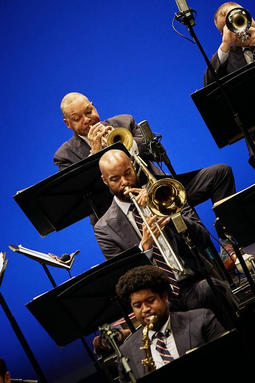 지난 25일 서울 강서구 LG아트센터 LG시그니처 홀에서 윈튼 마살리스와 재즈 앳 링컨센터 오케스트라 멤버들이 공연을 선보이고 있다. LG아트센터 제공