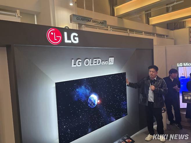 LG전자는 25일 2026년형 TV 신제품 출시를 기념해 서울 양평동 그라운드220에서 미디어 브리핑을 개최하고 LG 올레드 에보(evo)를 공개했다. 정우진 기자