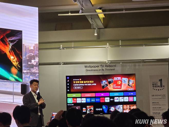 백선필 LG전자 디스플레이 CX담당 상무가 25일 2026년형 TV 신제품 기념 미디어 브리핑에서 월페이퍼 TV ‘LG 올레드 에보 W6‘를 소개하고 있다. 정우진 기자