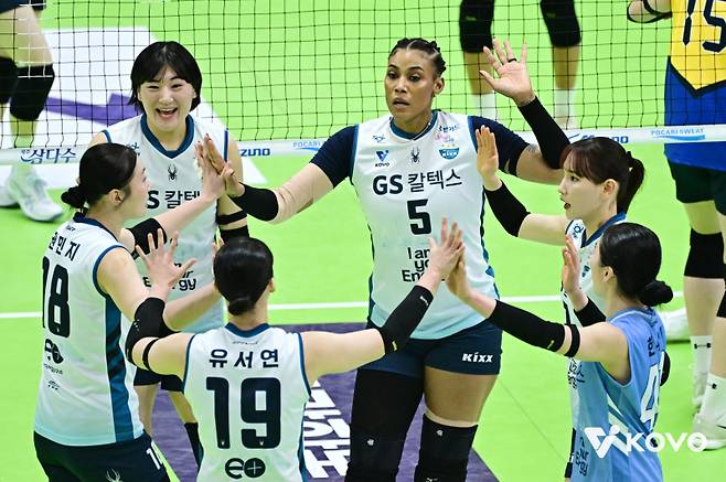 GS칼텍스가 26일 오후 7시 수원체육관에서 열린 ‘진에어 2025~2026 V-리그’ 여자부 플레이오프 1차전 원정 경기에서 현대건설에 세트스코어 3-1 승리를 거뒀다. KOVO 제공