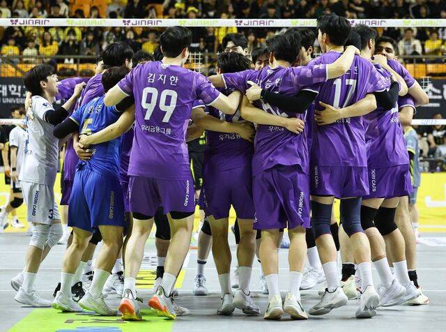 우리카드 선수들이 25일 KB손해보험과의 V리그 남자부 준플레이오프에서 승리한 뒤 코트에 모여 기뻐하고 있다. 뉴시스