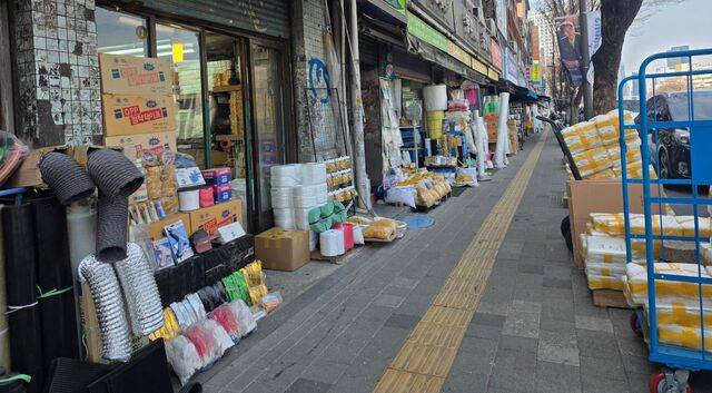 미국·이란 전쟁으로 인한 나프타 수급 불안 영향으로 서울 중구 방산시장에 있는 ‘비니루 골목’이 25일 손님 한 명 없이 한산한 모습을 보이고 있다. 김연우 기자
