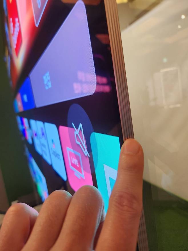 두께 9mm대 ‘LG 올레드 에보 W6’. 기자의 손가락 굵기보다 두께가 더 얇다.[전종헌 기자]