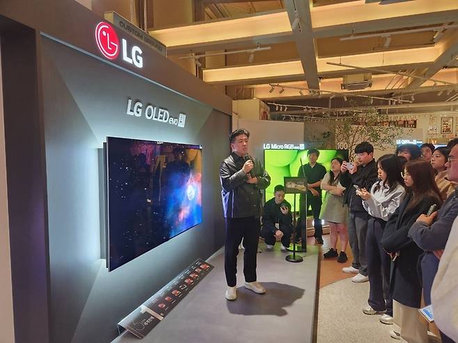 류지봉 LG전자 MS사업본부 디스플레이화질개발팀 책임이 ‘리플렉션 프리 프리미엄’ 인증을 받은 최신 올레드 TV의 화질을 직접 시현하고 있다.[전종헌 기자]